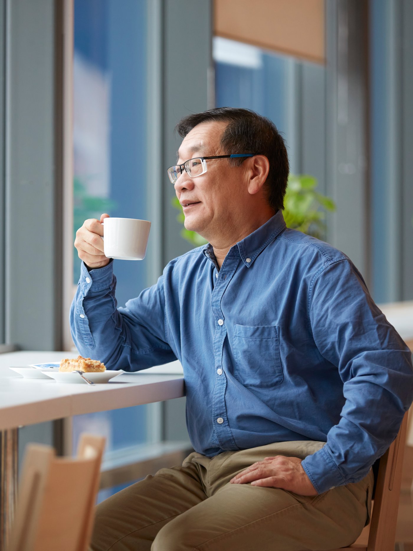 Un homme boivent un café au Restaurant suédois.