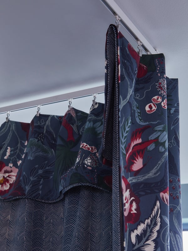 Eine Nahaufnahme eines Stücks hellblauen / natürlichen LOTTALI-Stoffes mit einem Muster aus kleinen Fischen, die von Kopf bis Schwanz platziert sind.