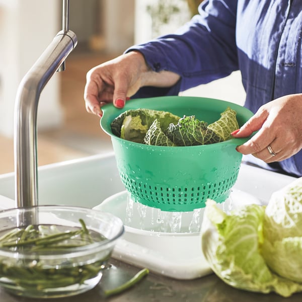 A bright green UPPFYLLD colander
