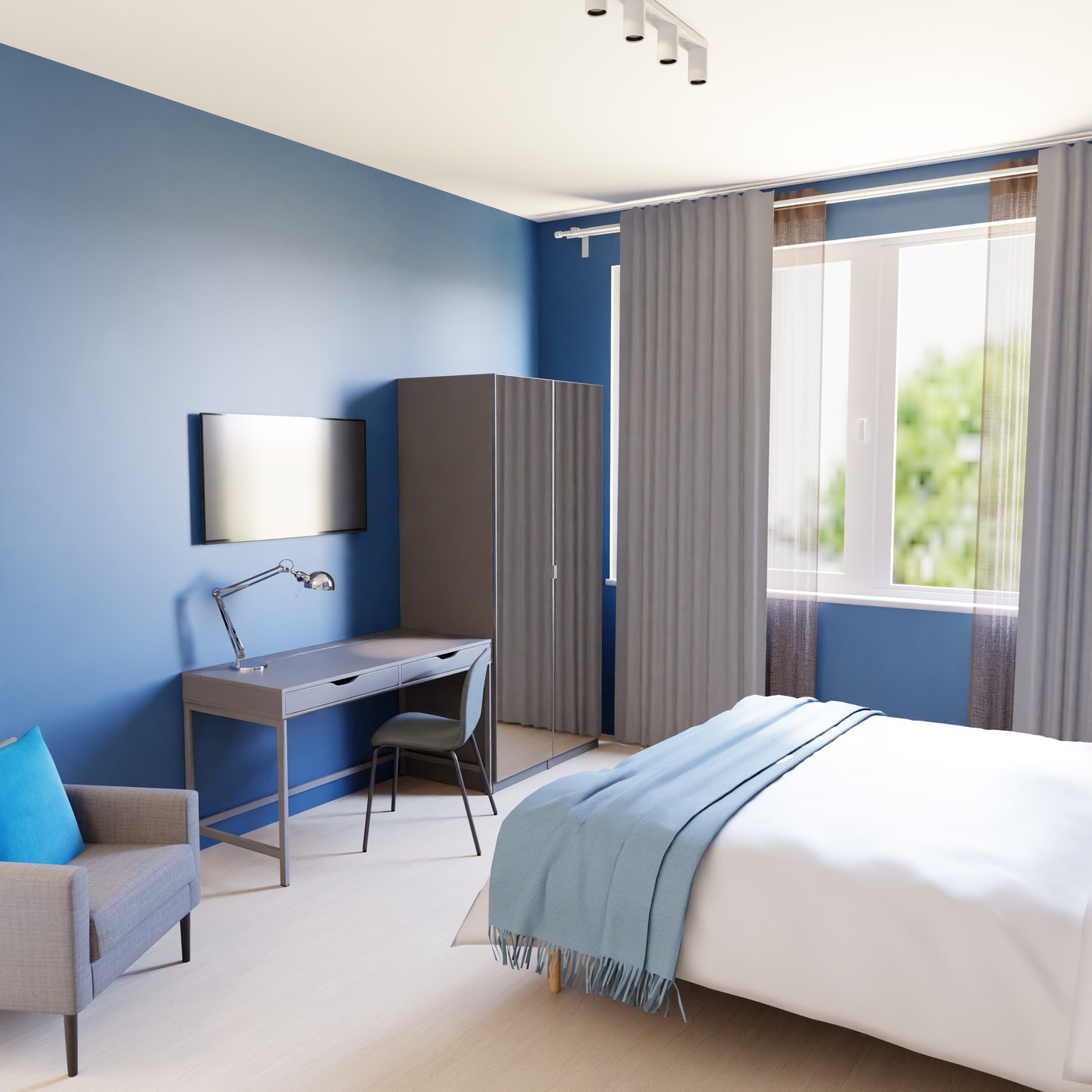 Teil eines Hotelzimmers. Im Hintergrund ein Doppelbett mit Nachttisch.  Links ein Schreibtisch und ein Schrank. Im Vordergrund links eine Stehleuchte und ein Sessel.