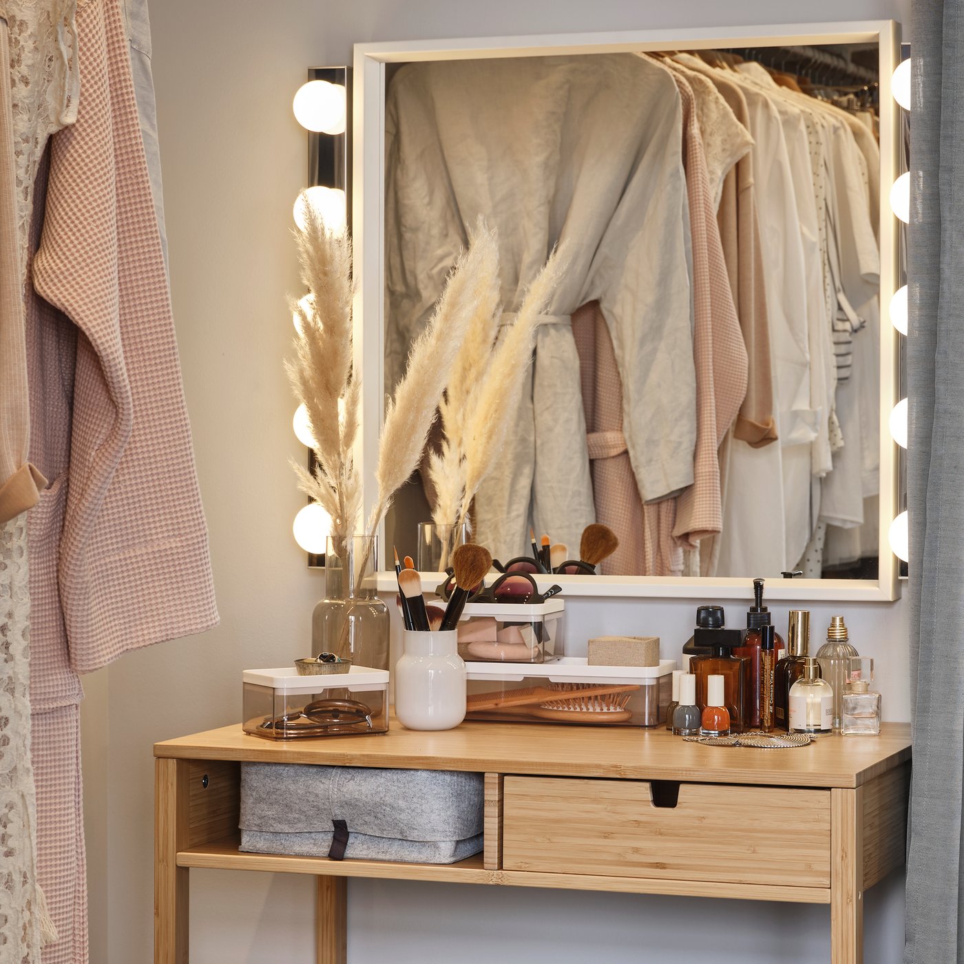 A transparent grey/white BROGRUND box in the bedroom