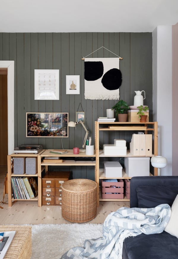 Sånn får du plass til både hjemmekontor, TV og oppbevaring.