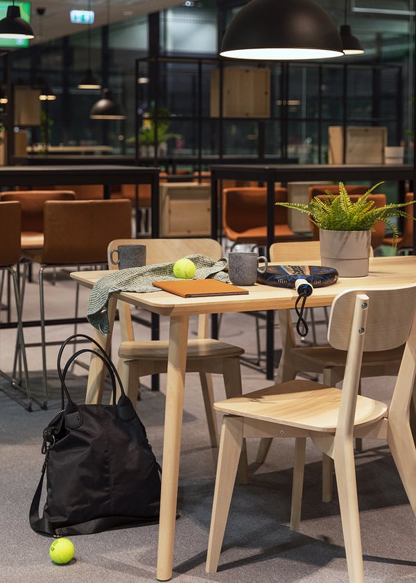 LISABO matbord och stolar placerade i Birsta padelcenter.