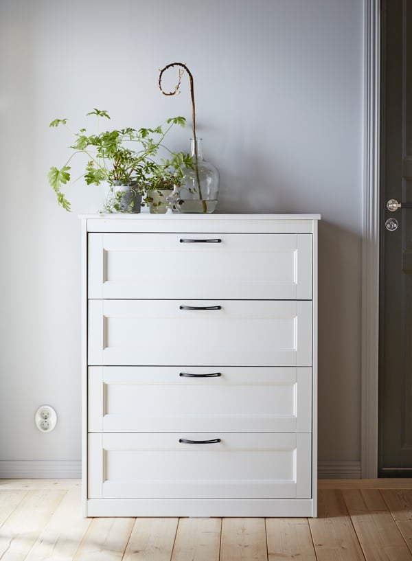 A white SONGESAND chest of 4 drawers