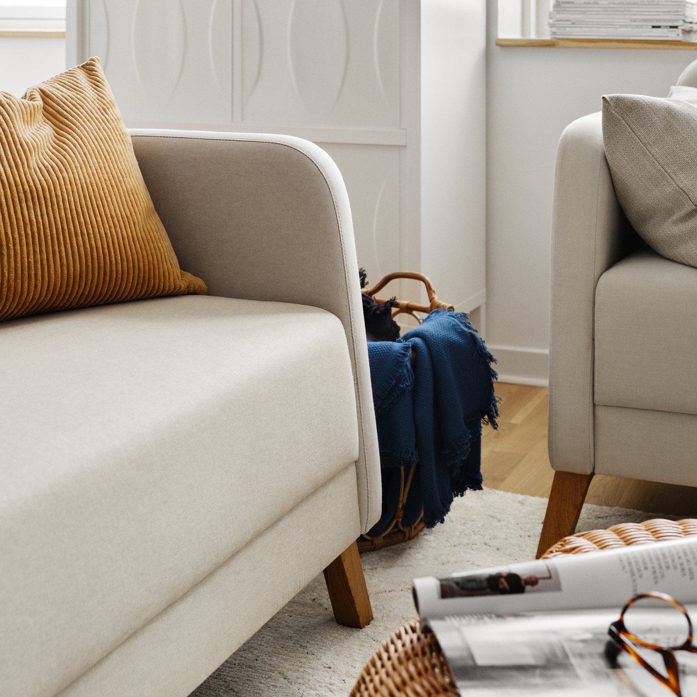 Sofás de la serie LINANÄS de color beige, en un living de color blanco.