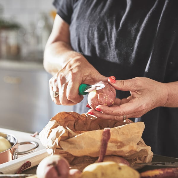 A green UPPFYLLD potato peeler