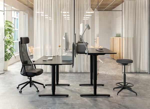 A GRINDEBO work lamp with wireless charging in the home office