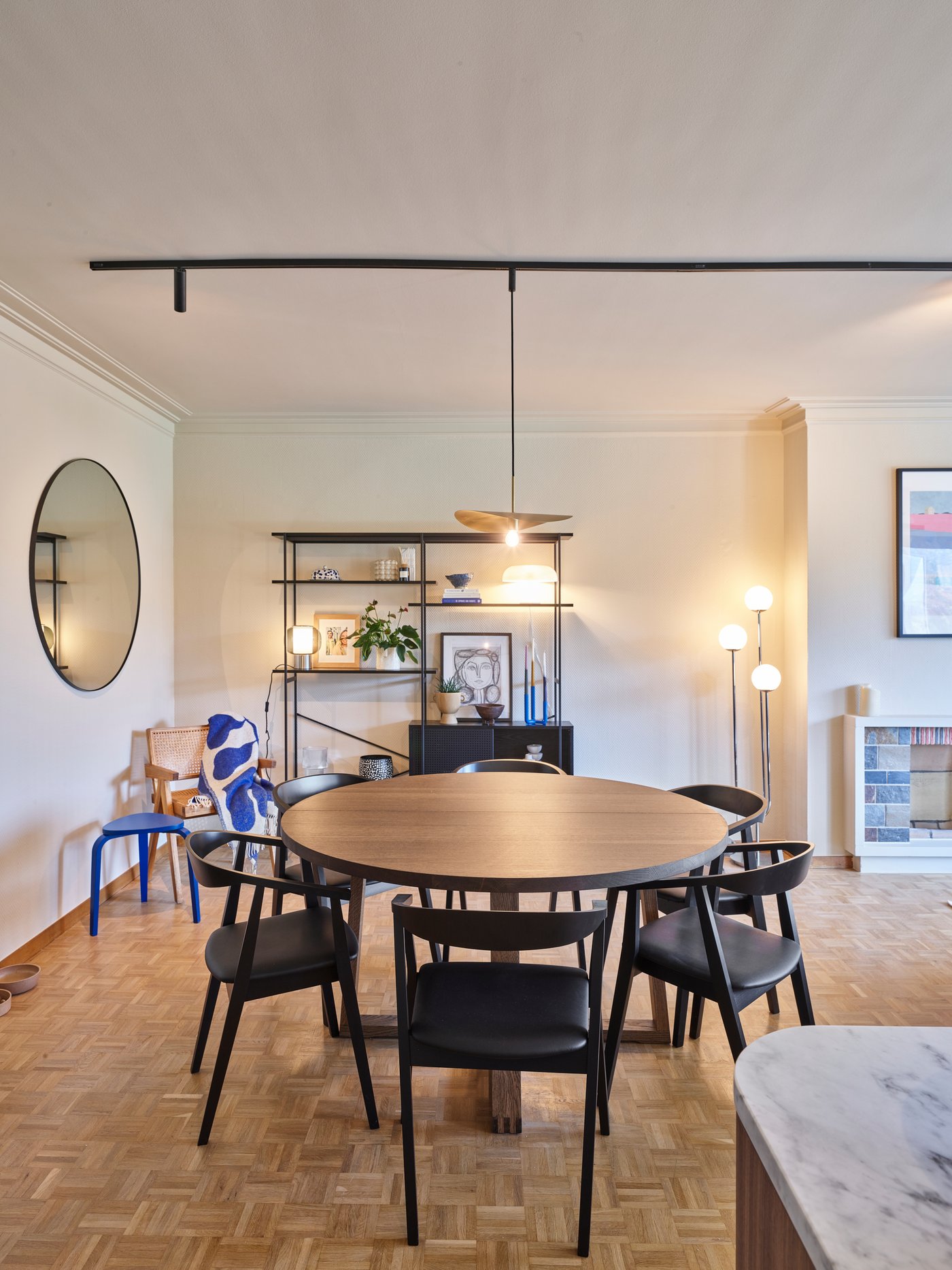 Een helderblauw KYRRE-krukje