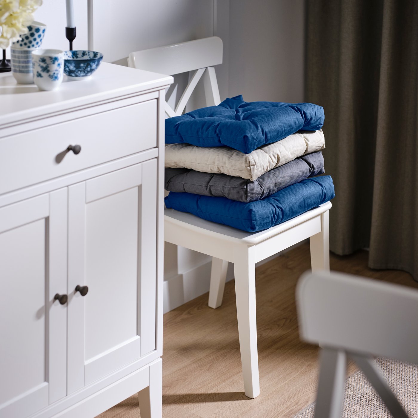 A dark blue MALINDA chair cushion in the dining room