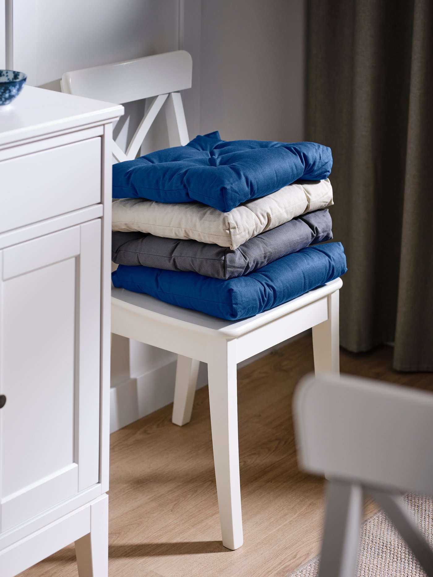 A light beige MALINDA chair cushion