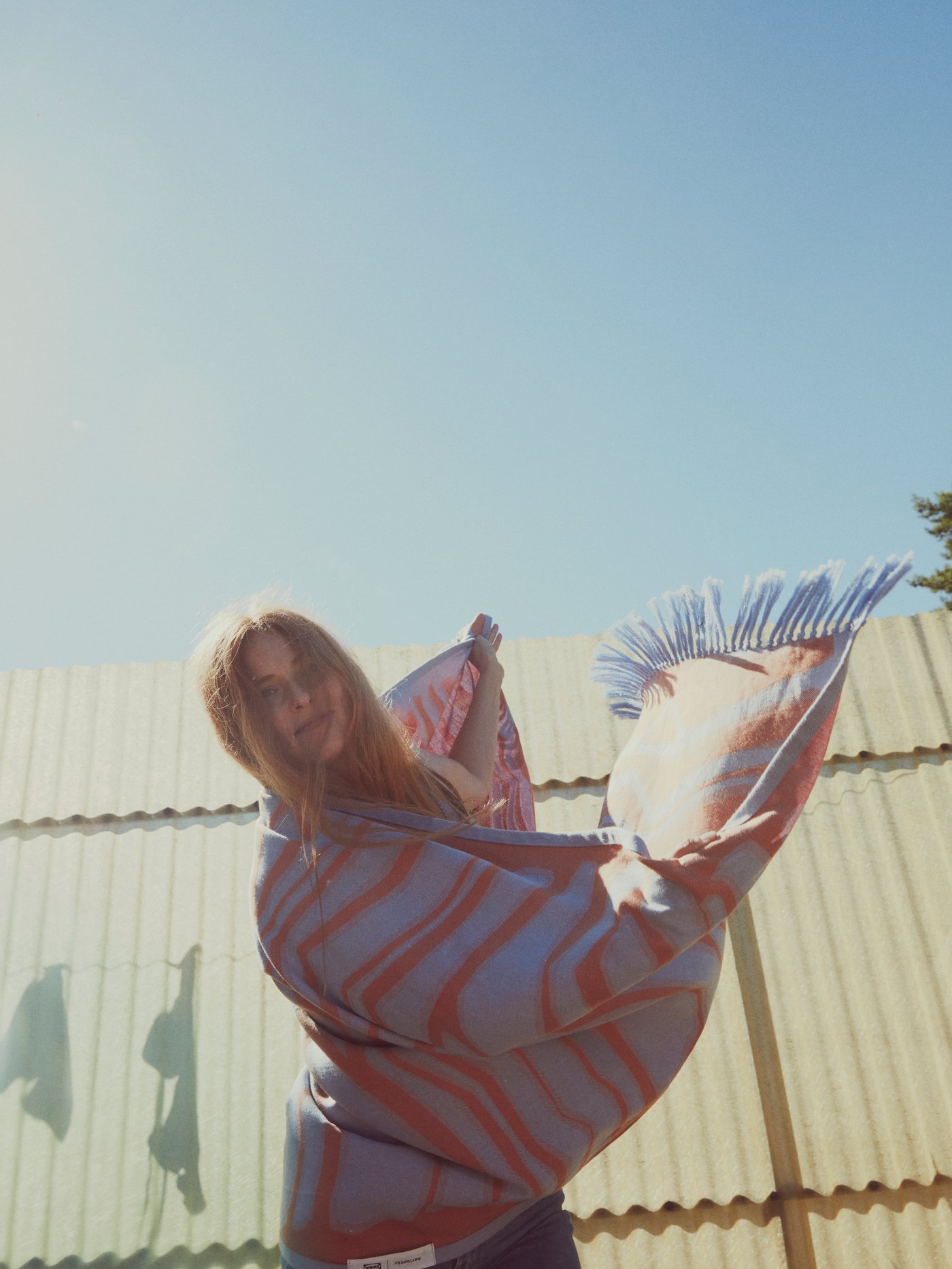 Žena kolem sebe houpe růžovým ručníkem BASTUA.