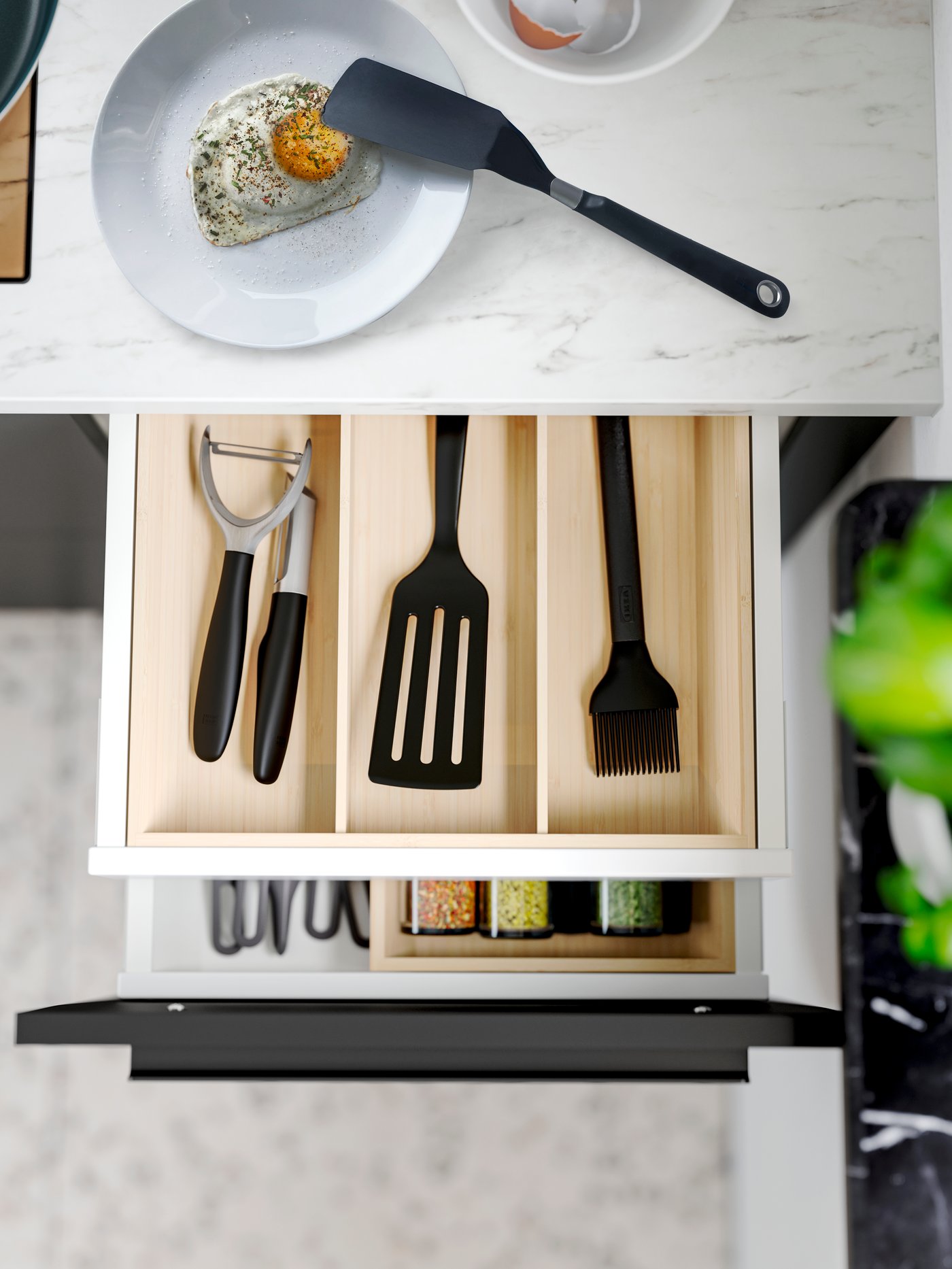 A black GNARP 3-piece kitchen utensil set in the kitchen