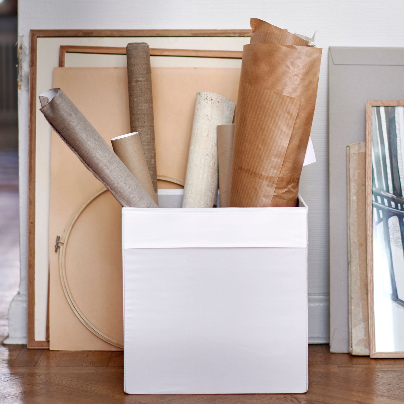 A white DRÖNA box