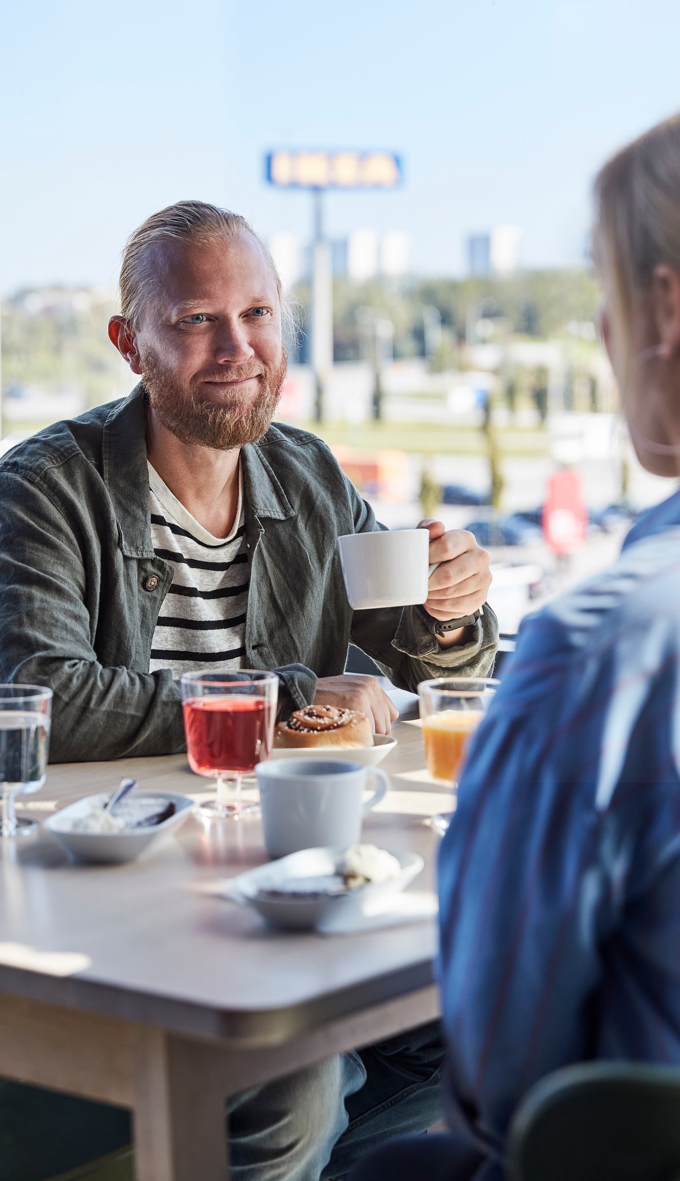Man drinkt een tas koffie in het IKEA restaurant