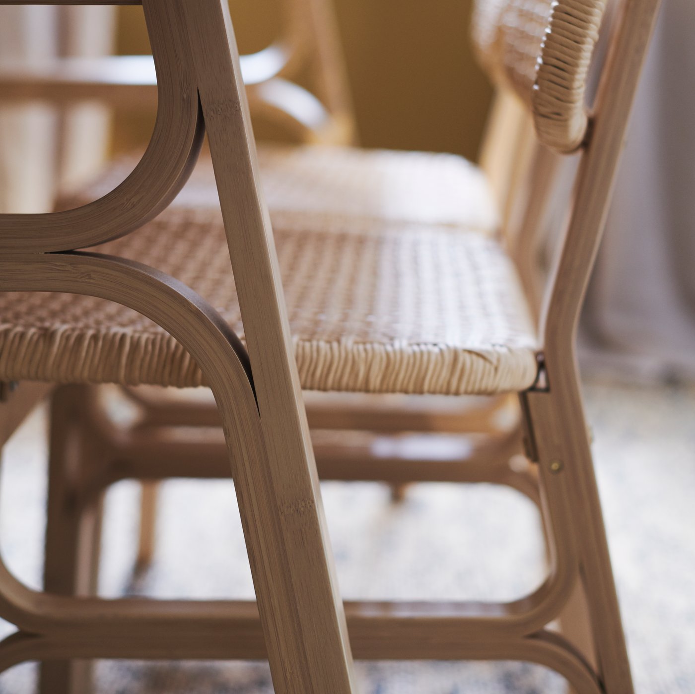 مقعد ومسند ظهر كرسي VOXLÖV مصنوعان من خيوط مجدولة من الورق يدوياً.