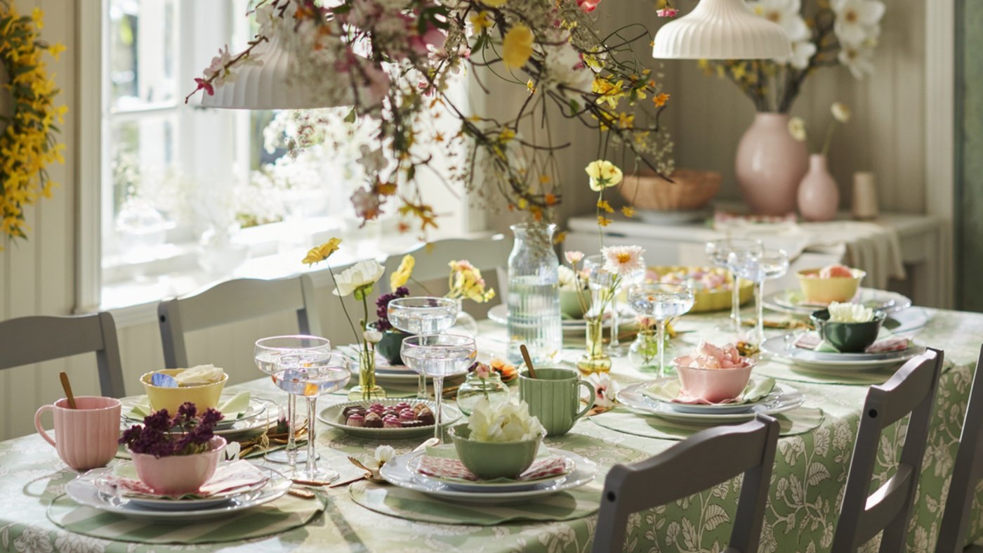 華やかなテーブルコーディネートで春のホームパーティーを楽しむ、イケアのリビングダイニングシーン