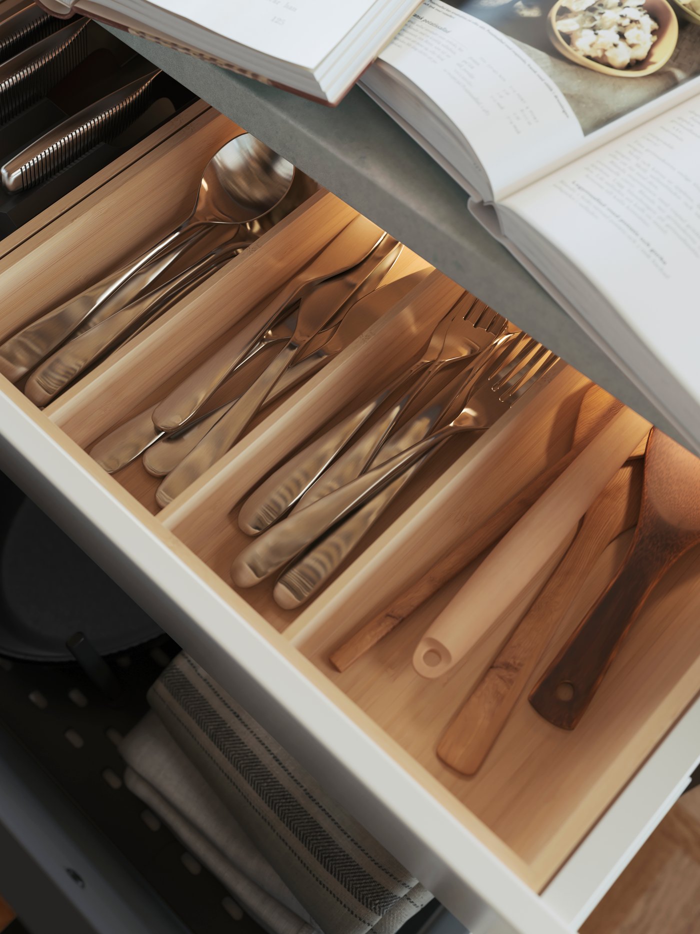 Sukaldeko tiradera bat irekita, mahai-tresnekin barruan