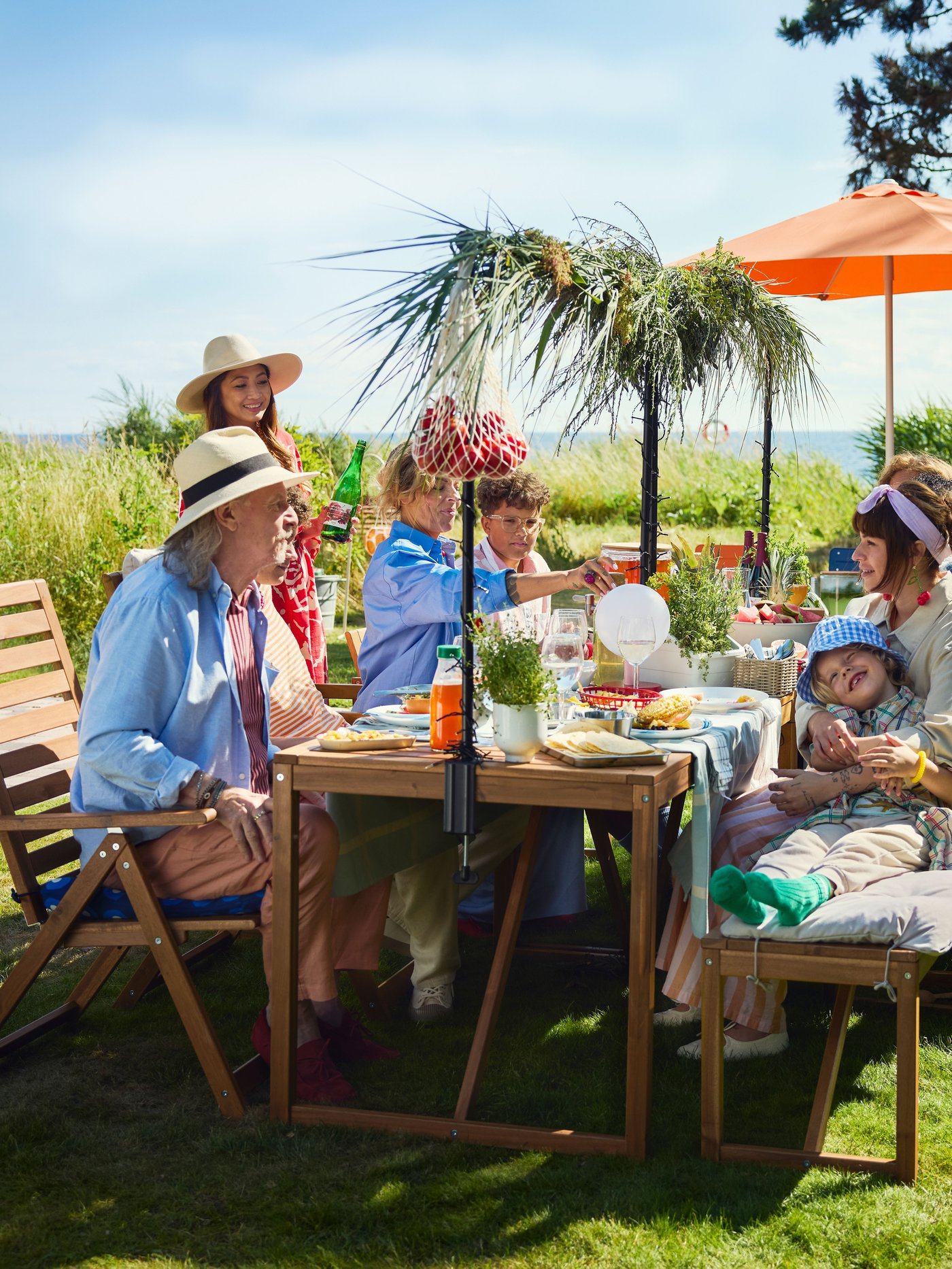 Un cojín azul oscuro KLÖSAN para silla, diseñado para uso exterior.