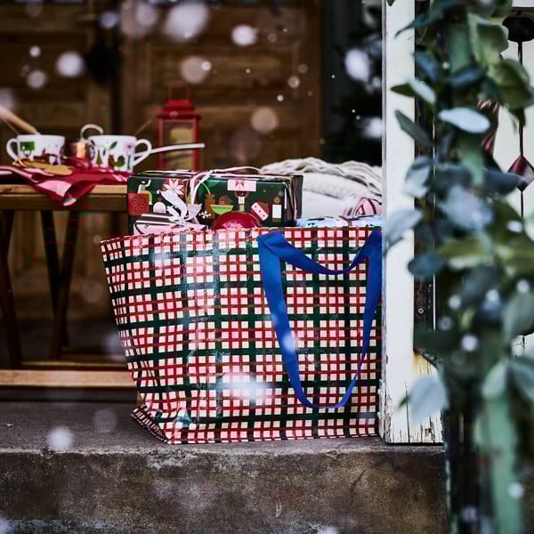 Timeless simplicity combined with an eye-catching pattern makes this spacious and durable carrier bag a festive favourite – perfect for Christmas gift shopping or as an everyday accessory