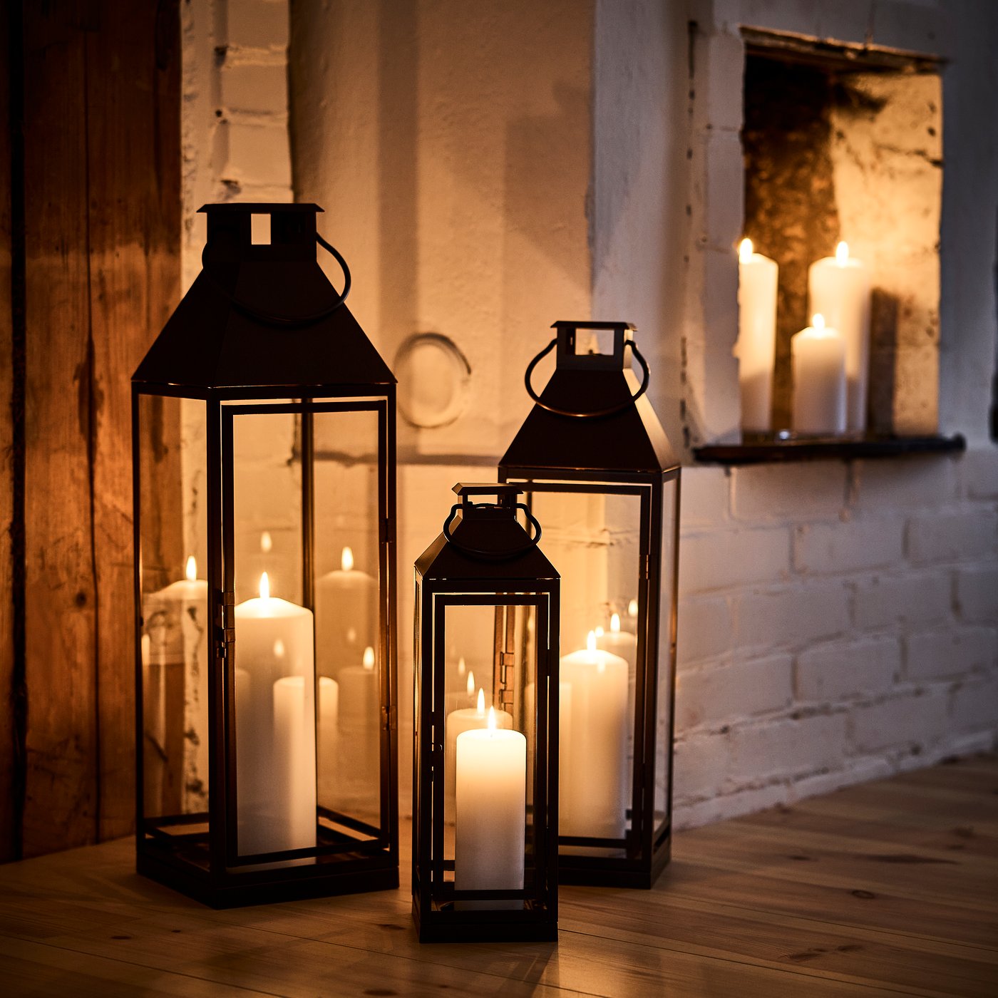 A copper-colour HÖSTAGILLE lantern for pillar candle, in/out in the dining room