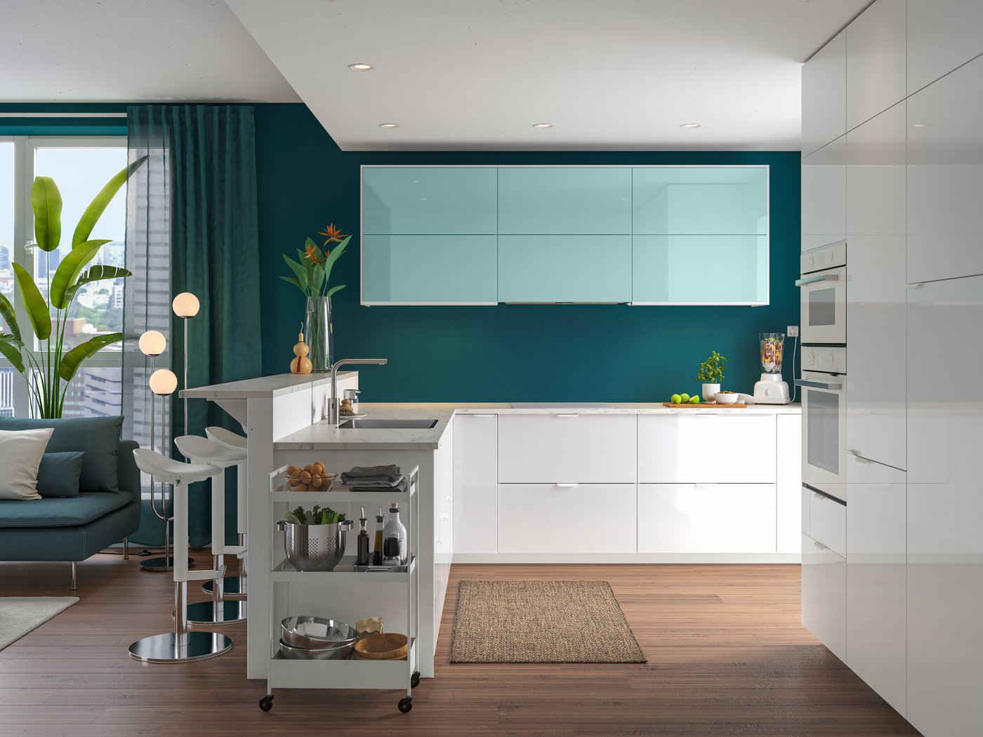 Eine Küche mit Kücheninsel mit Küchentüren in Hochglanz Weiß, einem Edelstahlgitter an der Wand mit Utensilien und Hocker in Kiefer/schwarz.