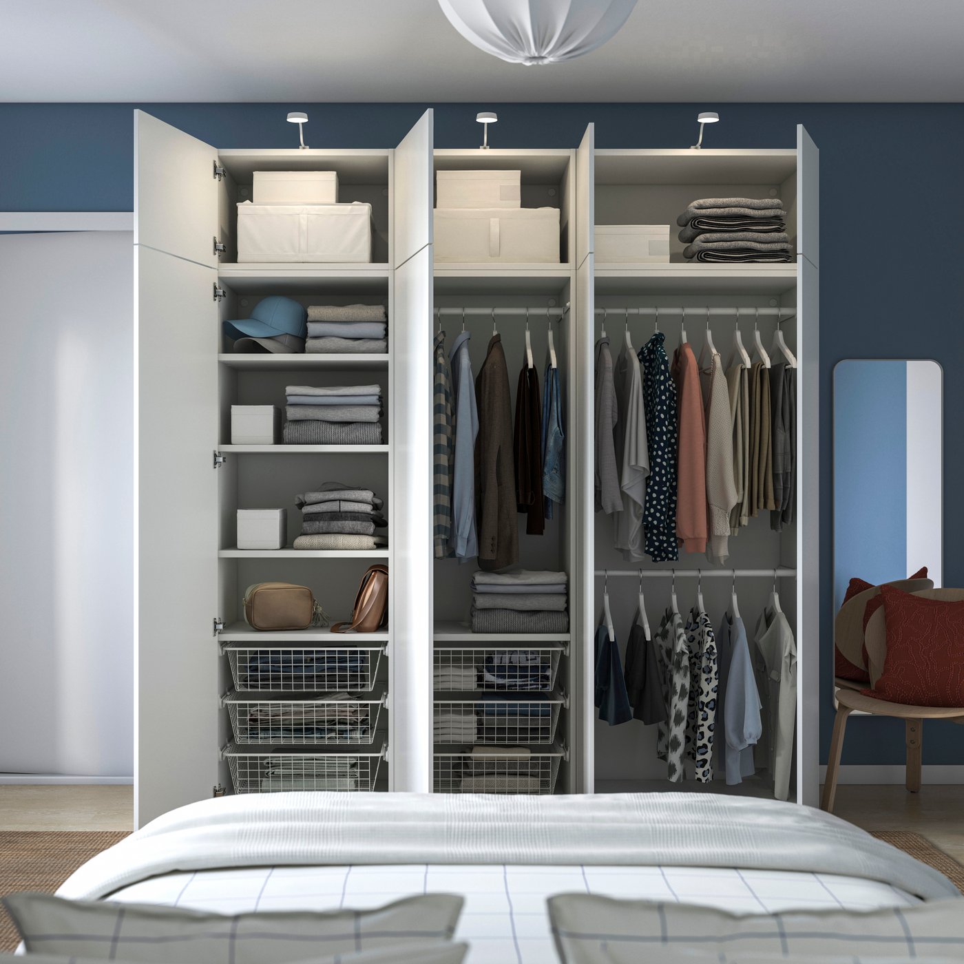 Bílá šatní skříň s policemi a tyčí na ramínka.