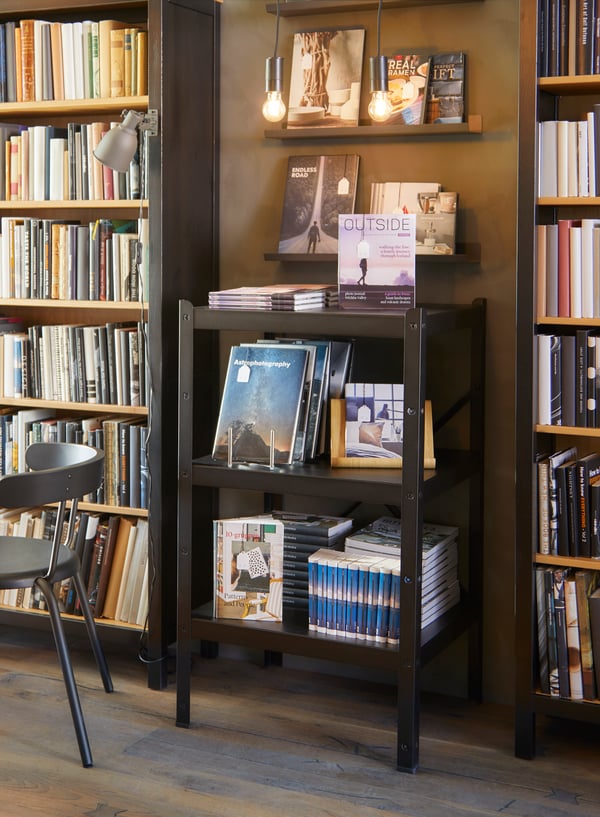 Due librerie HEMNES con al centro uno scaffale BROR piene di libri esposti.