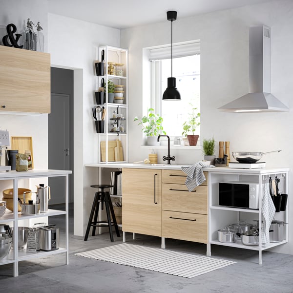 Una cocina con muebles de cocina ENHET abiertos combinados con muebles cerrados.