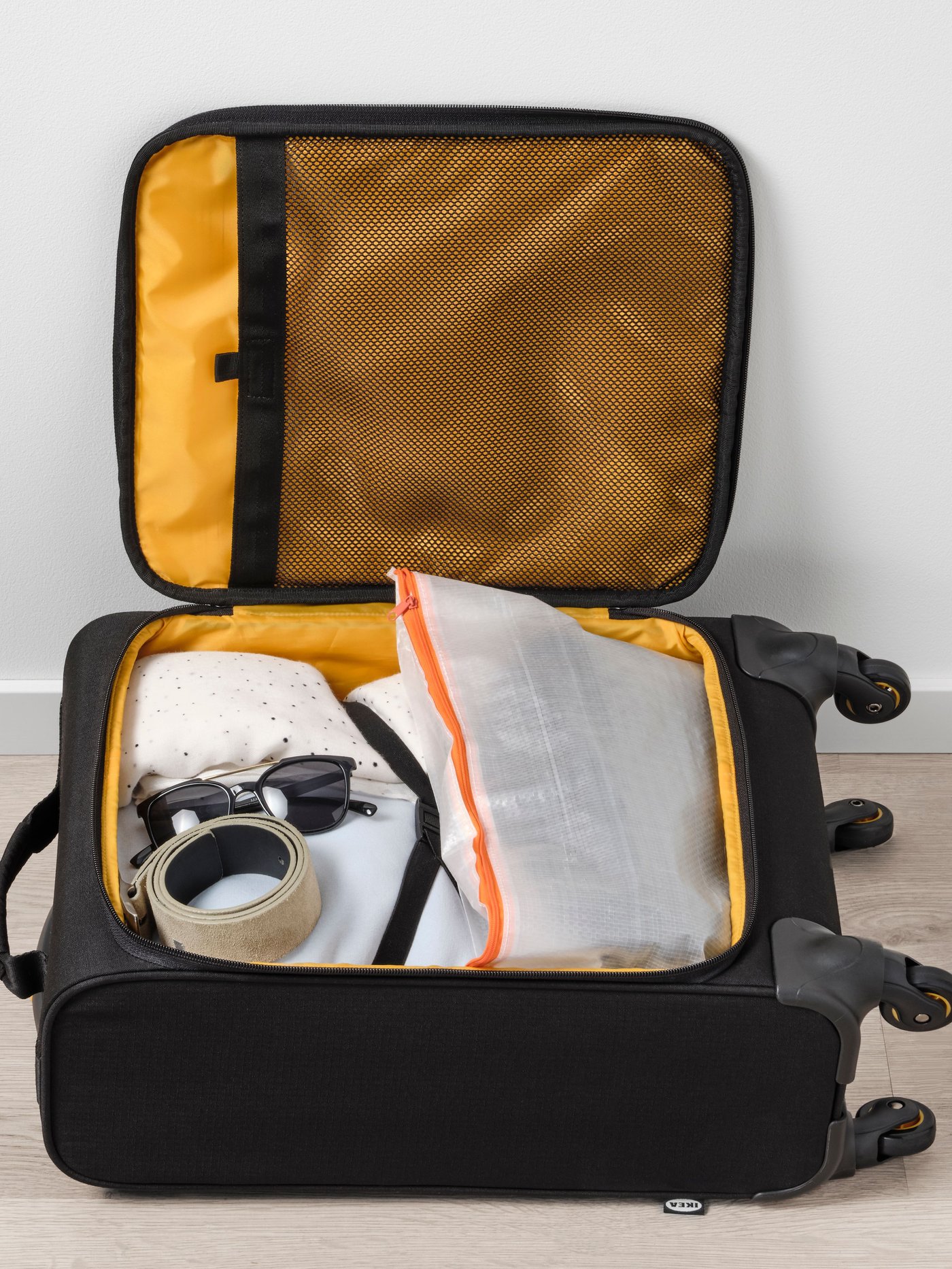 A black VÄRLDENS cabin bag on wheels