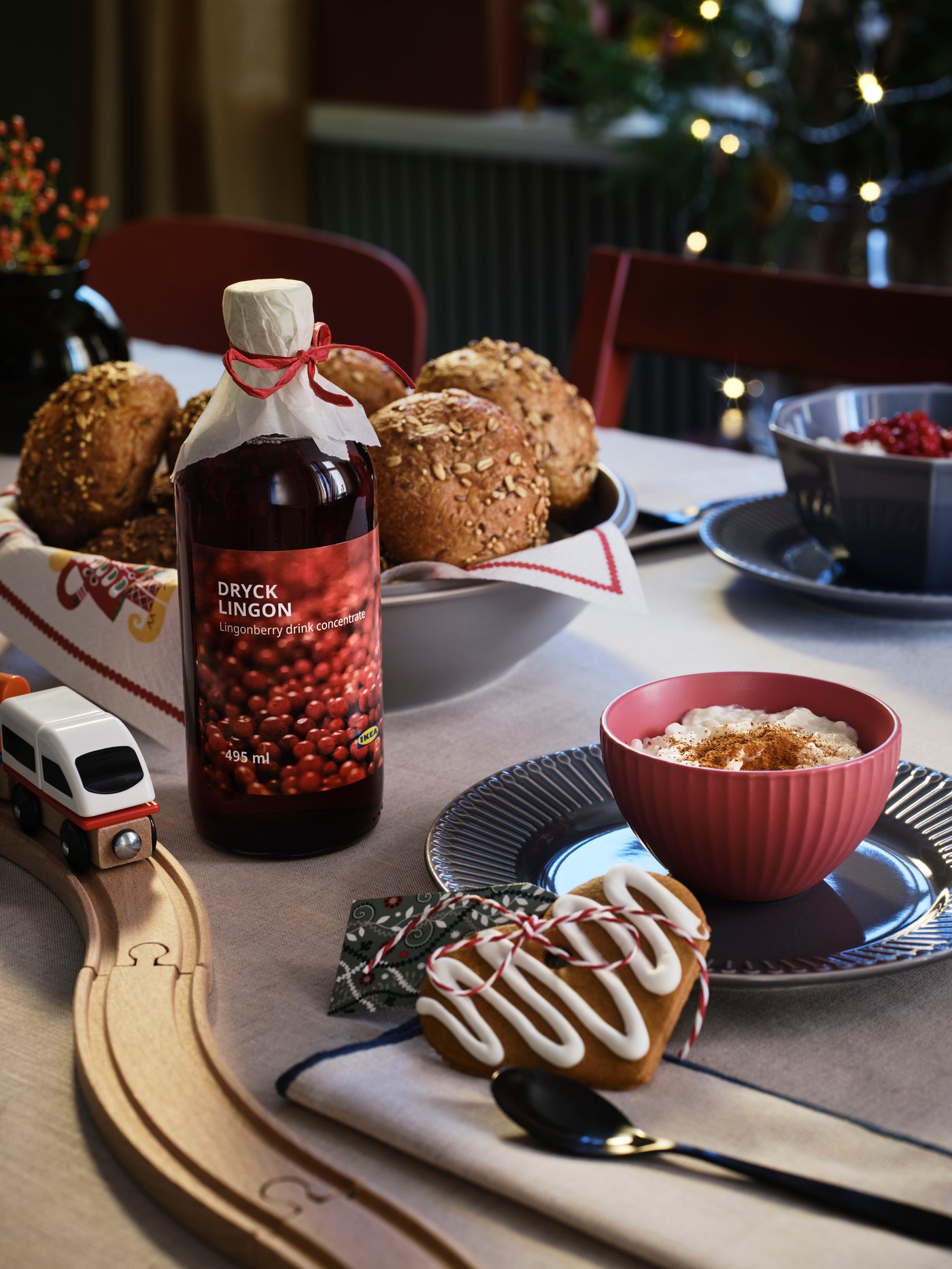 Pocillo rosado KEJSERLIG en mesa navideña