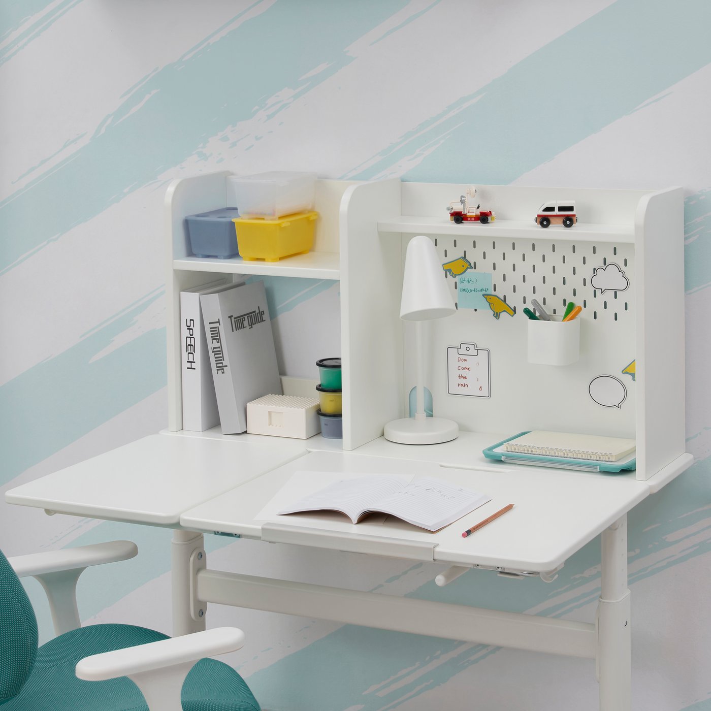 A white/tiltable BERGLÄRKA desk
