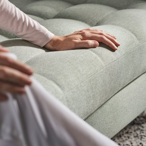 Ein LANDSKRONA 3-Sitzer-Sofa in Gunnared Hellgrün/Metall im Wohnzimmer