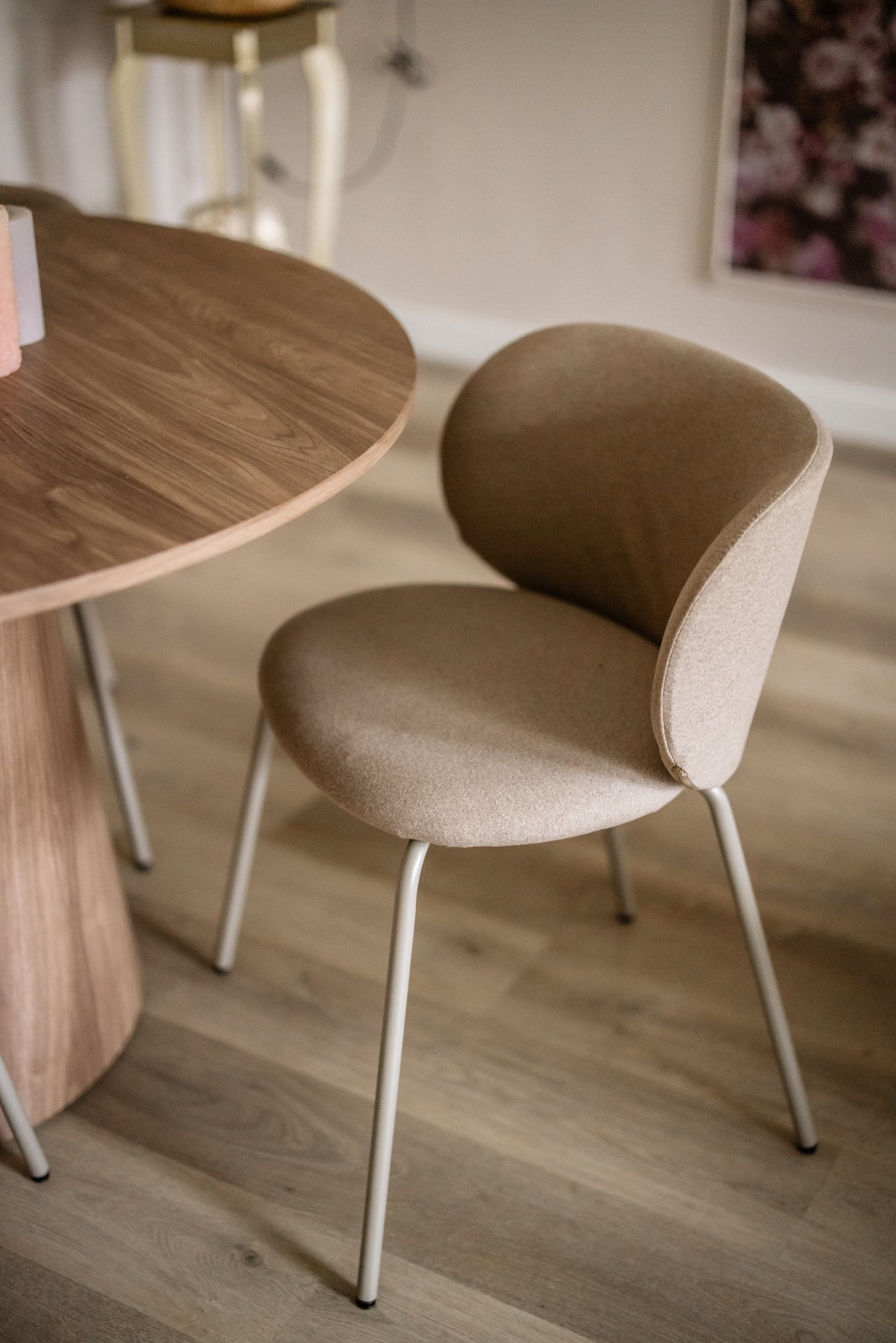 Close-up van tafel met beige KRYLBO eetkamerstoel.