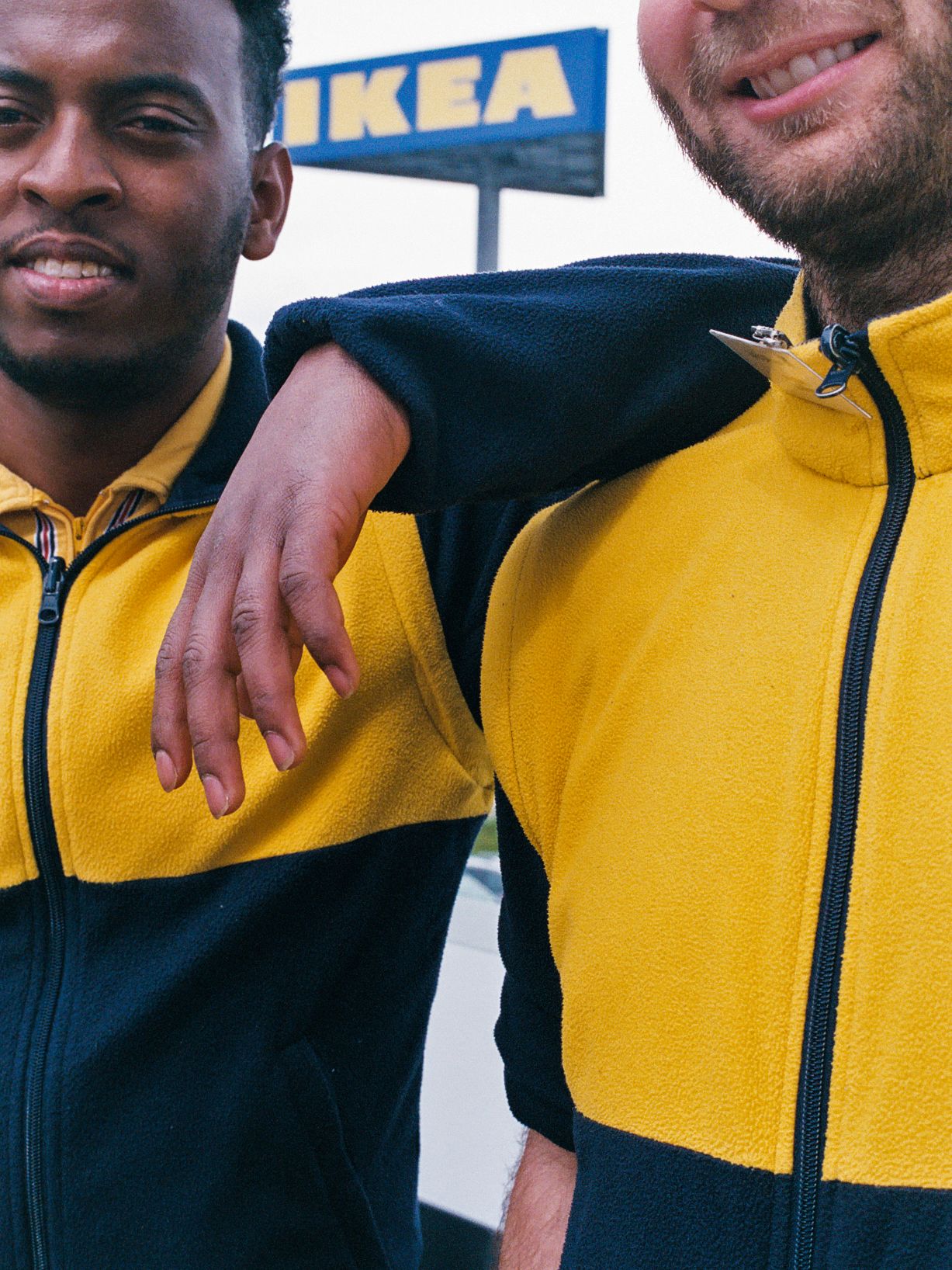 Due co-worker IKEA indossano la divisa aziendale in rappresentanza di IKEA in occasione della campagna per la Giornata mondiale dei profughi.