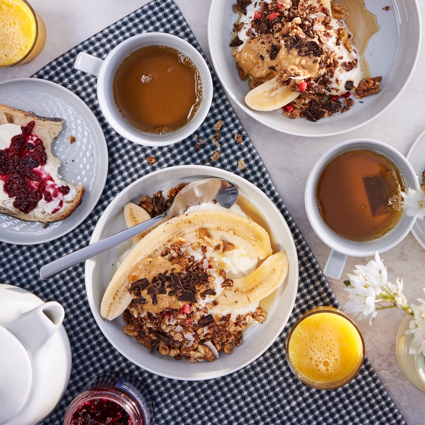Muesli HJÄLTEROLL con cacao e frutti di bosco essiccati / certificato UTZ nella sala da pranzo