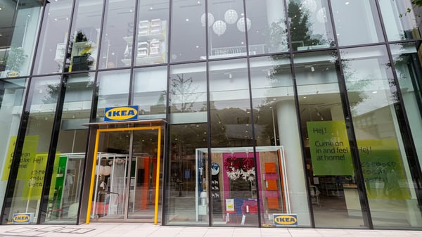 イケア店舗の入り口。ガラス張りのモダンな外観で、「Hej!」のサインが見える。