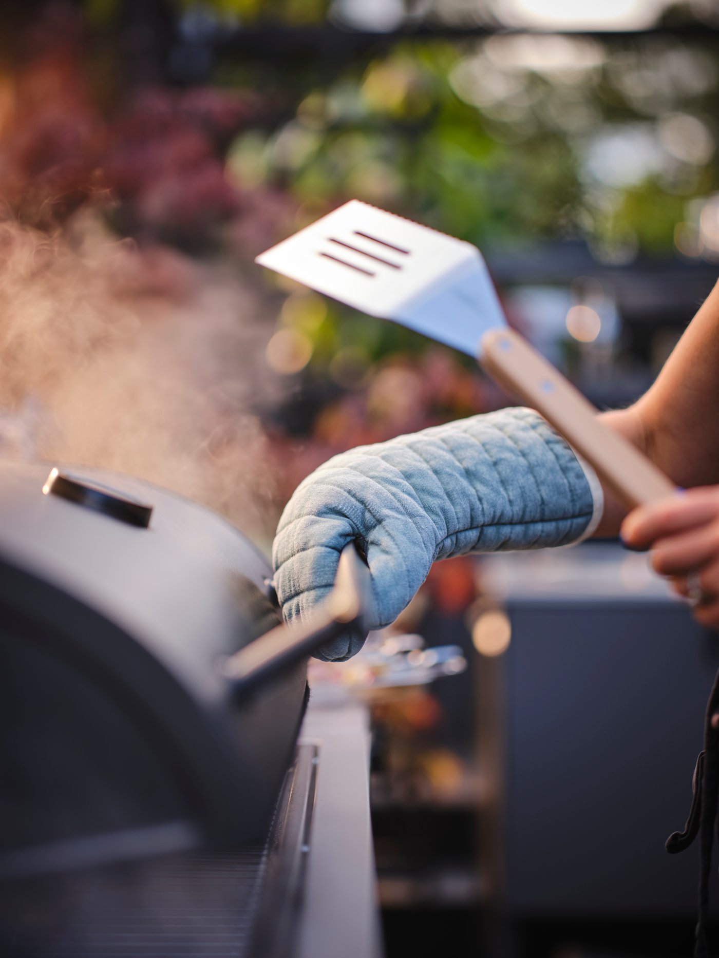 Ein BÅTSKÄR Holzkohlegrill für den Aussenbereich in Dunkelgrau