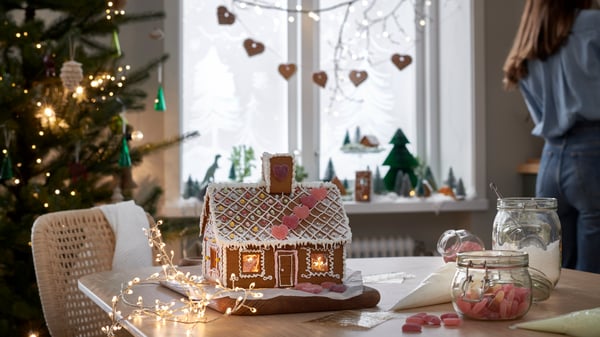 A VINTERSAGA gingerbread house