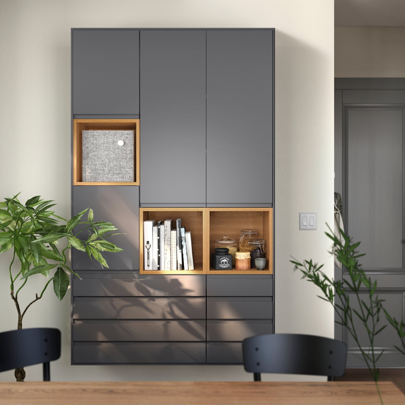 Høje skabe med grå VOXTORP skuffefronter står op ad en væg i en spisestue.