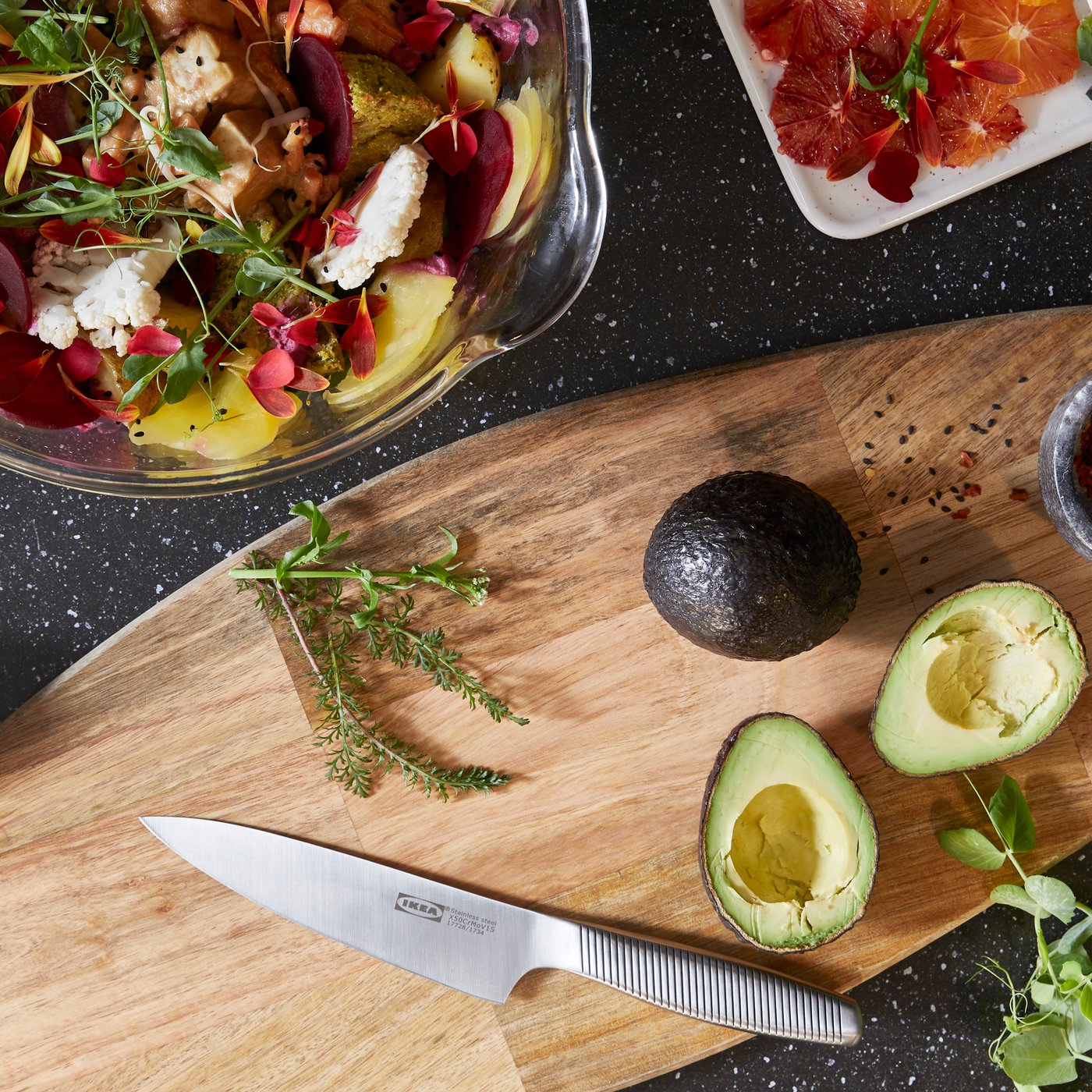 A mango wood FASCINERA chopping board in the kitchen