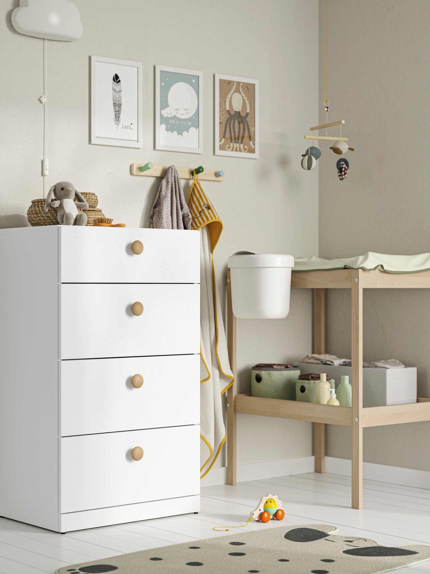 Eine LASTARE Kommode ist in einem Babyzimmer zu sehen