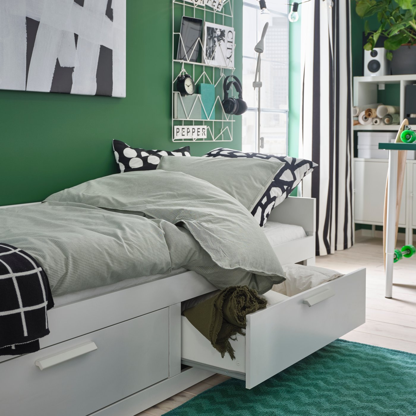 A flat-woven zigzag-pattern green BREDEVAD rug in the bedroom