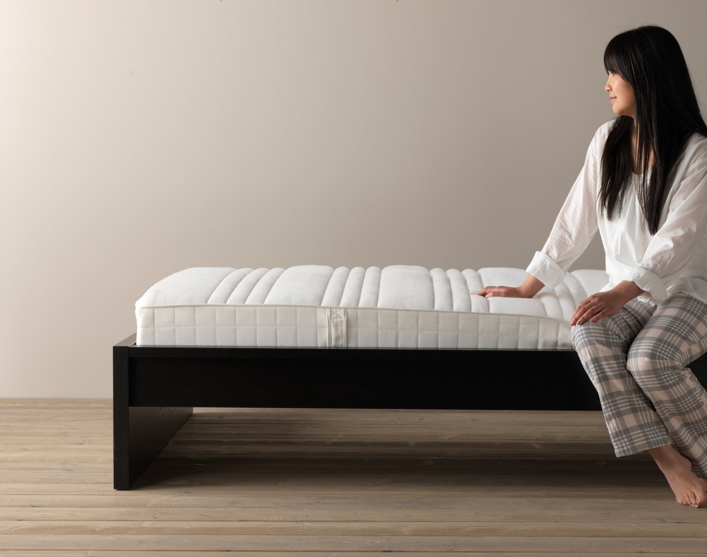 une femme assise sur un matelas