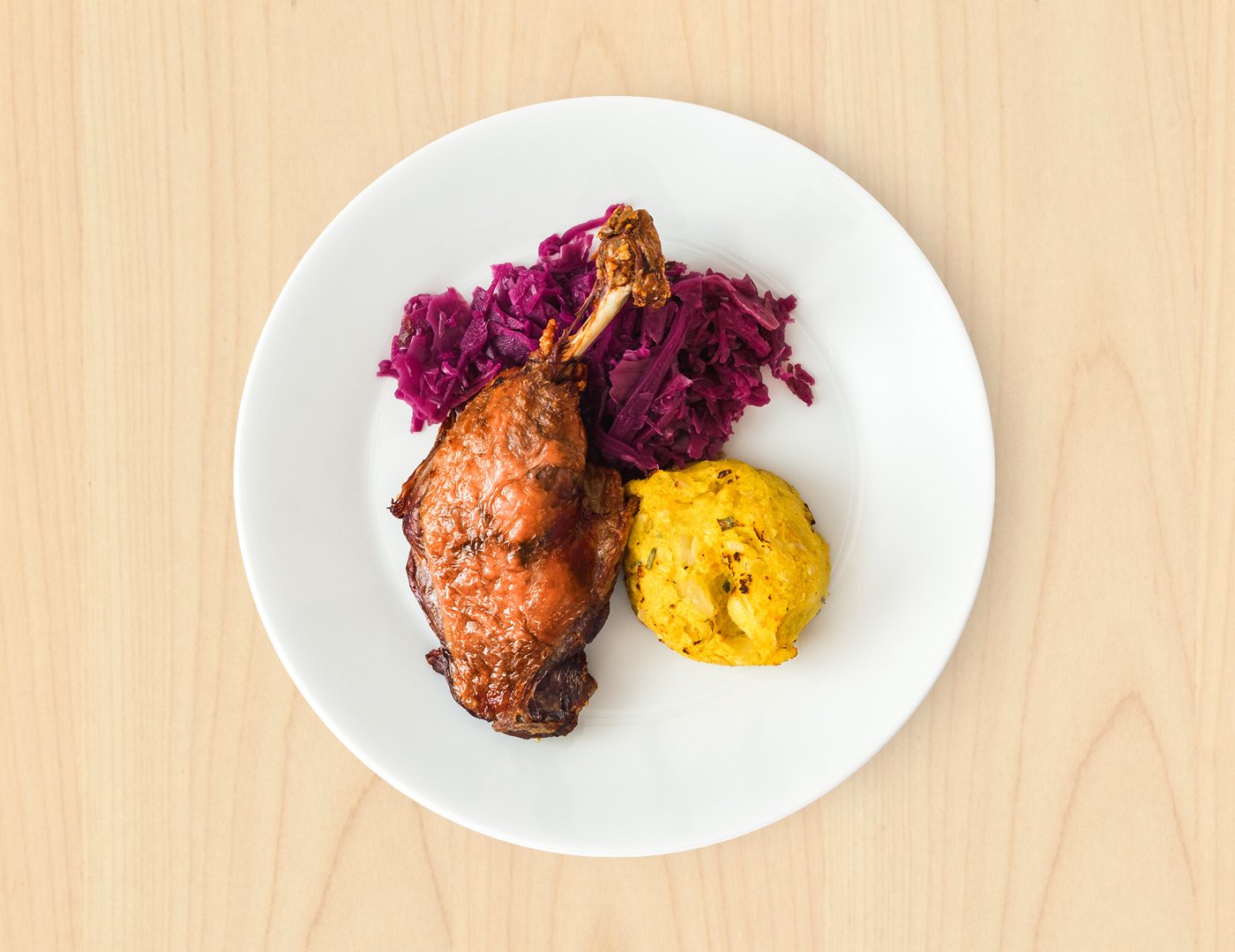 A sült kacsacomb lilakáposztával és burgonyamedál baconnel