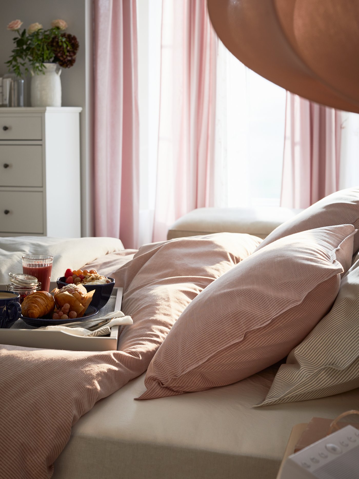 Světle růžové závěsy KALKFLY, 1 pár v ložnici