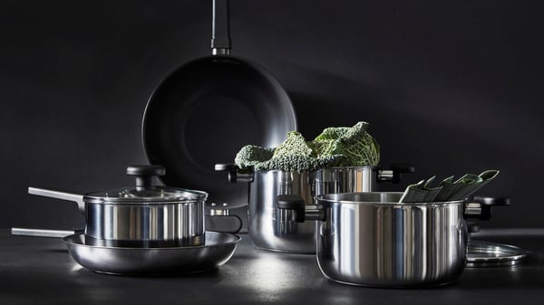 A clear glass/stainless steel MIDDAGSMAT pot with lid