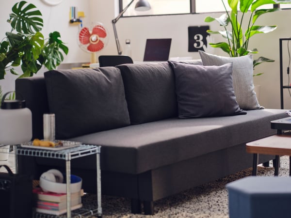 Une lampe de travail TERTIAL gris foncé dans le salon