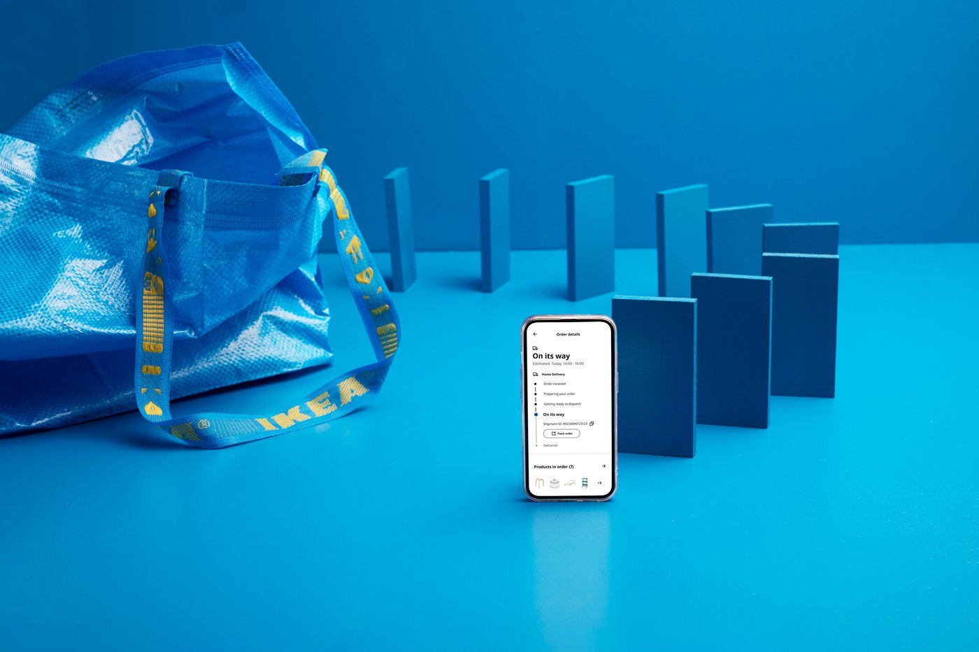 Ein Smartphone vor einem blauen Hintergrund.