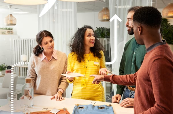 Eine IKEA Interior Designerin berät mehrere Kunden.