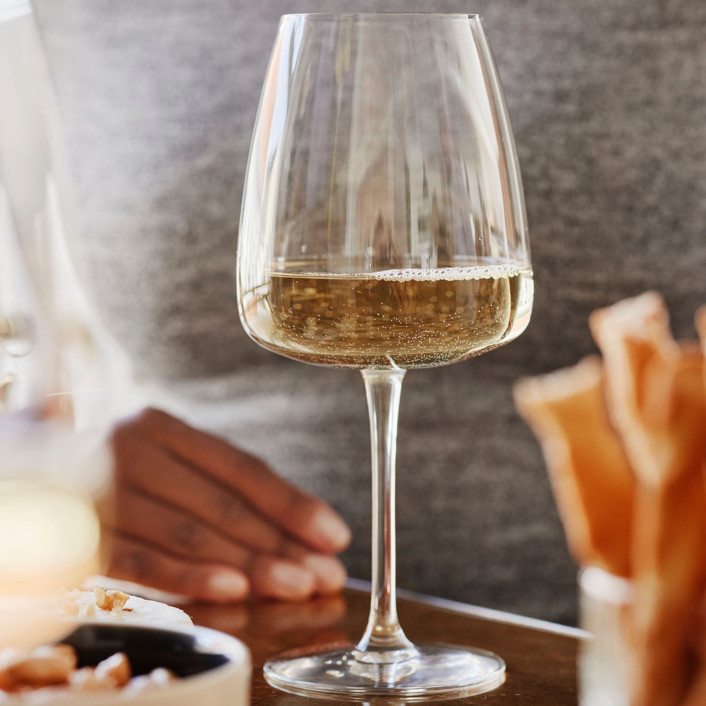 A clear glass DYRGRIP red wine glass